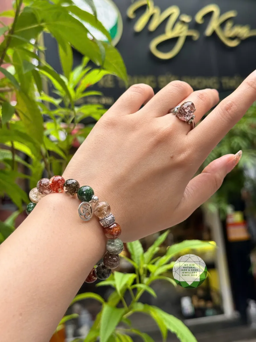 🌈 VÒNG ĐÁ THẠCH ANH ƯU LINH ĐA SẮC MIX CHARM BẠC 925 – OM & UMMANI