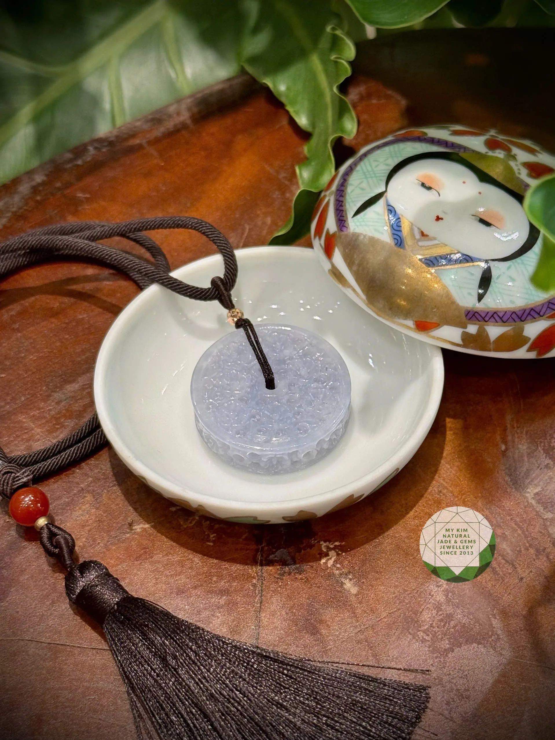 🌸 Mặt Ngọc Đồng Điếu Phỉ Thúy Tử La Lan – Hoa Mai Nở Giữa Sắc Ngọc Tím Nhạt 