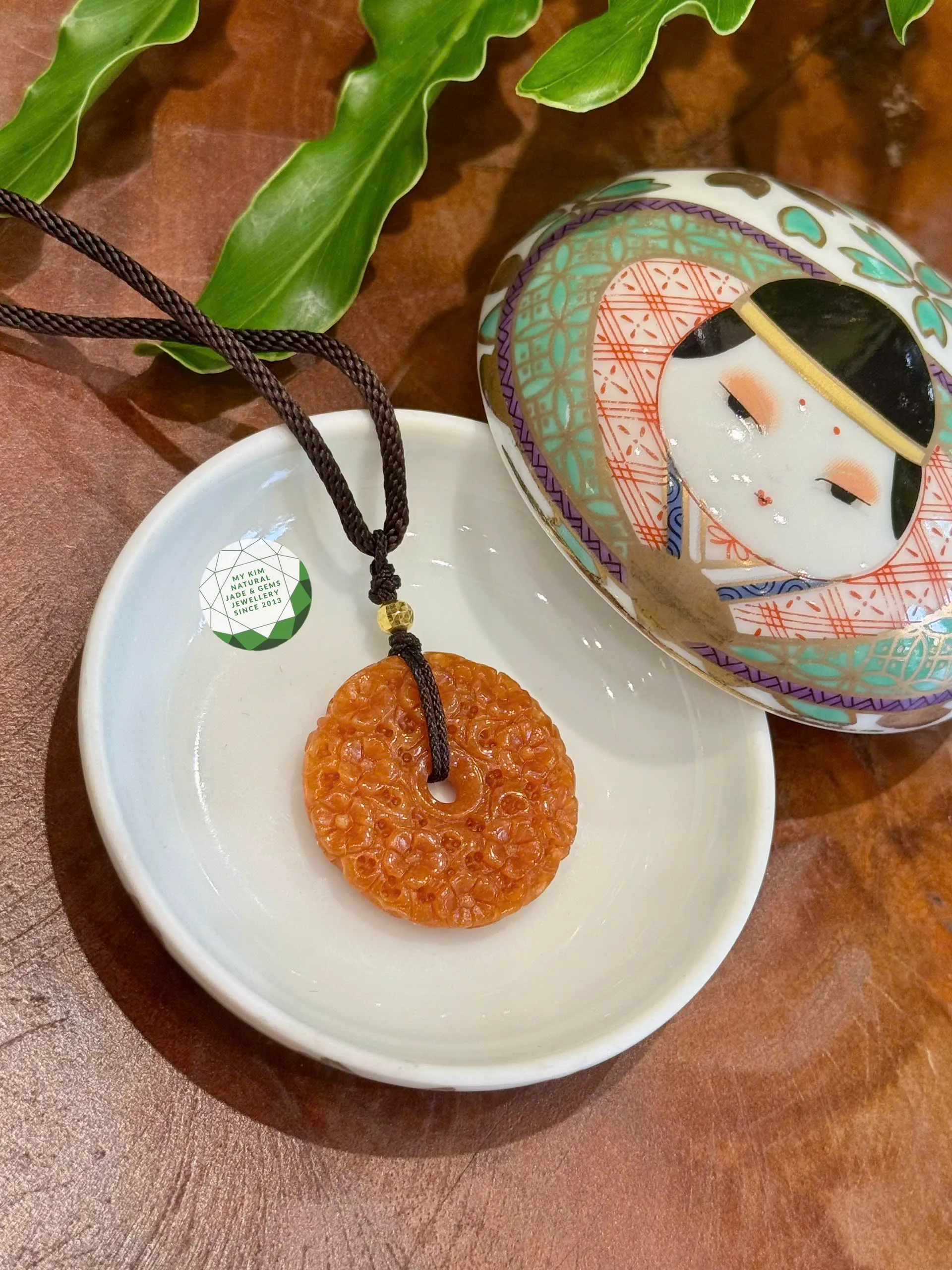 🌸 Mặt Dây Đồng Điếu Hoa Mai Cam Hoàng Huyết Ngọc Phỉ Thúy – Sắc Ấm của An Nhiên