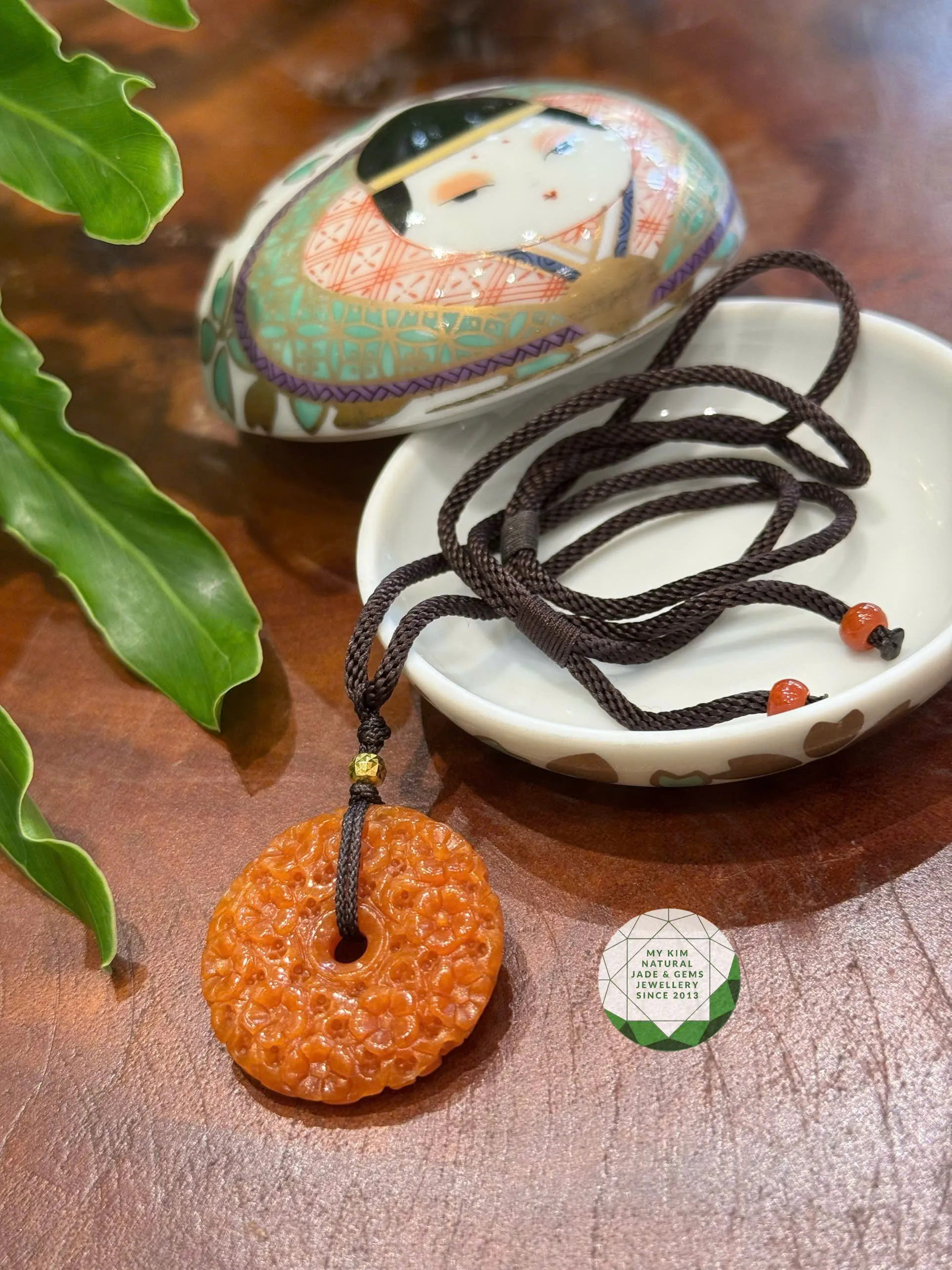 🌸 Mặt Dây Đồng Điếu Hoa Mai Cam Hoàng Huyết Ngọc Phỉ Thúy – Sắc Ấm của An Nhiên