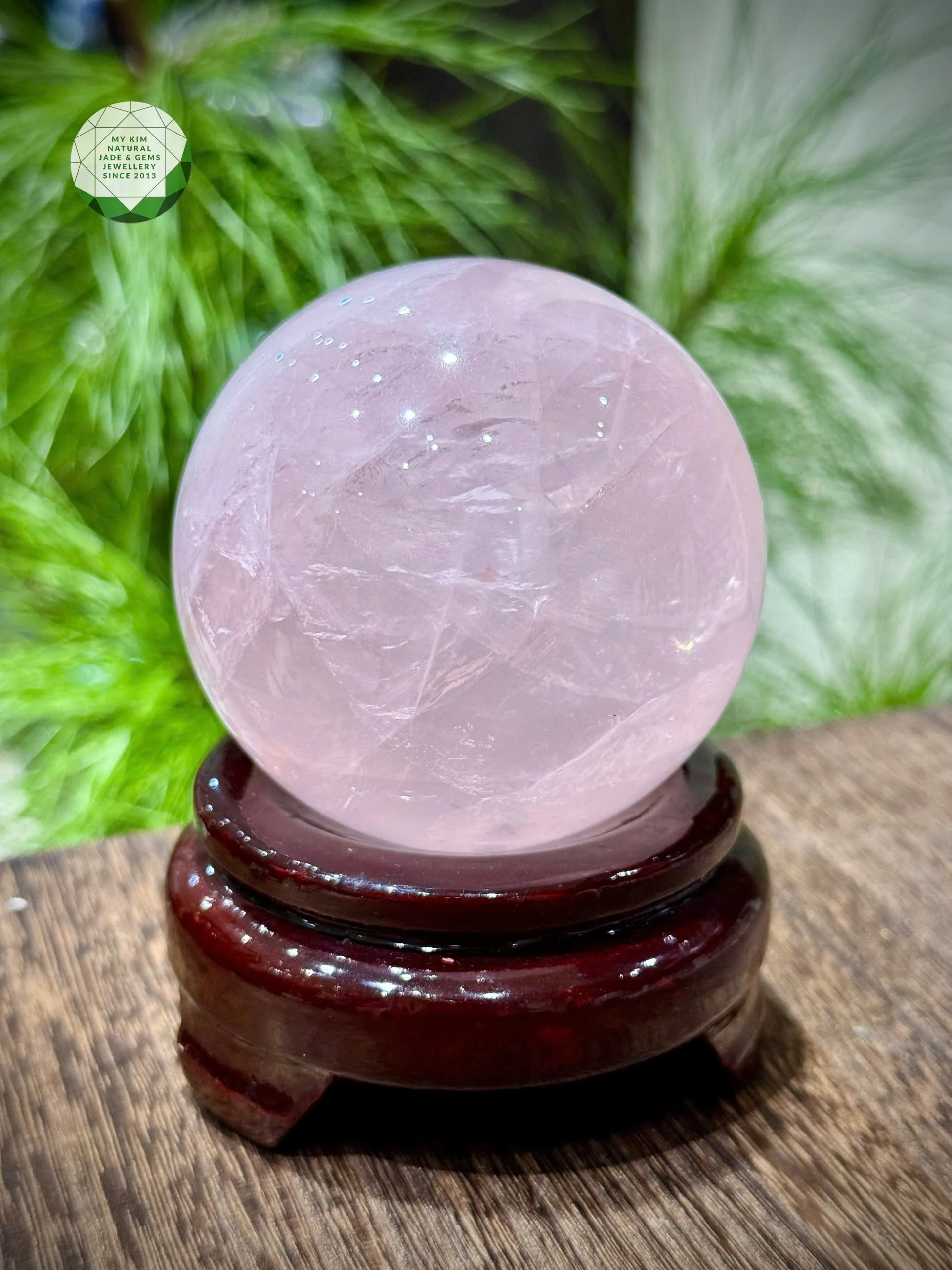 💖 Quả Cầu Đá Thạch Anh Hồng – Lan Tỏa Tình Yêu, Cân Bằng Cảm Xúc & Năng Lượng Tích Cực