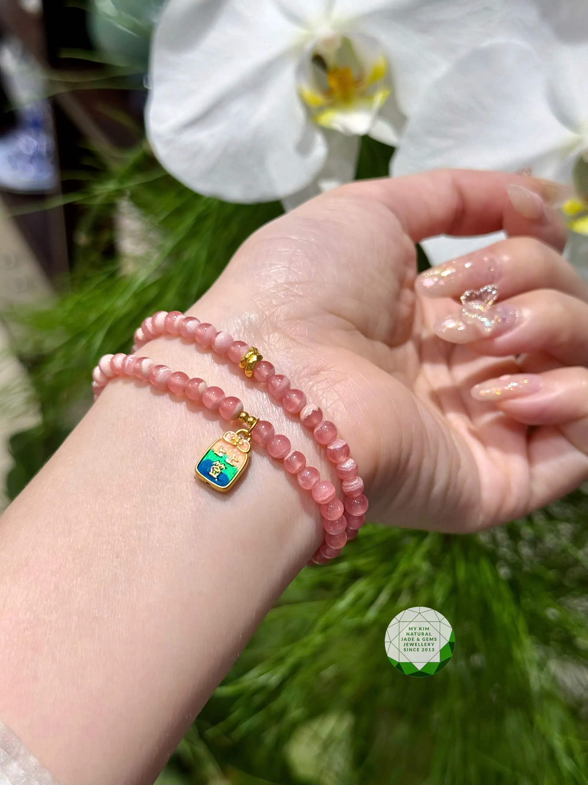 🌸 Vòng Đá Đào Hoa Mix Charm Vàng – Năng Lượng Tình Duyên & Vẻ Đẹp Thanh Nhã