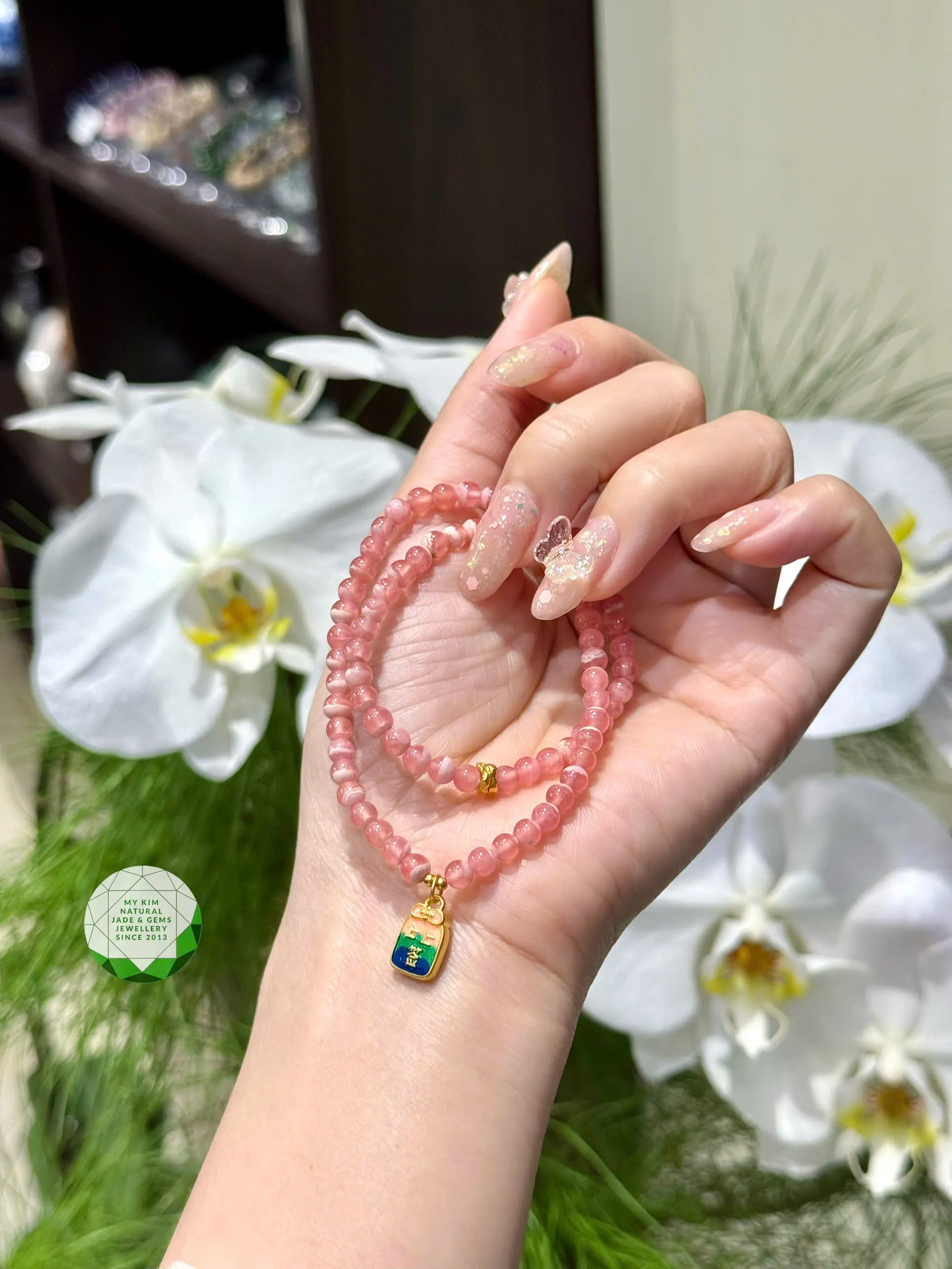 🌸 Vòng Đá Đào Hoa Mix Charm Vàng – Năng Lượng Tình Duyên & Vẻ Đẹp Thanh Nhã