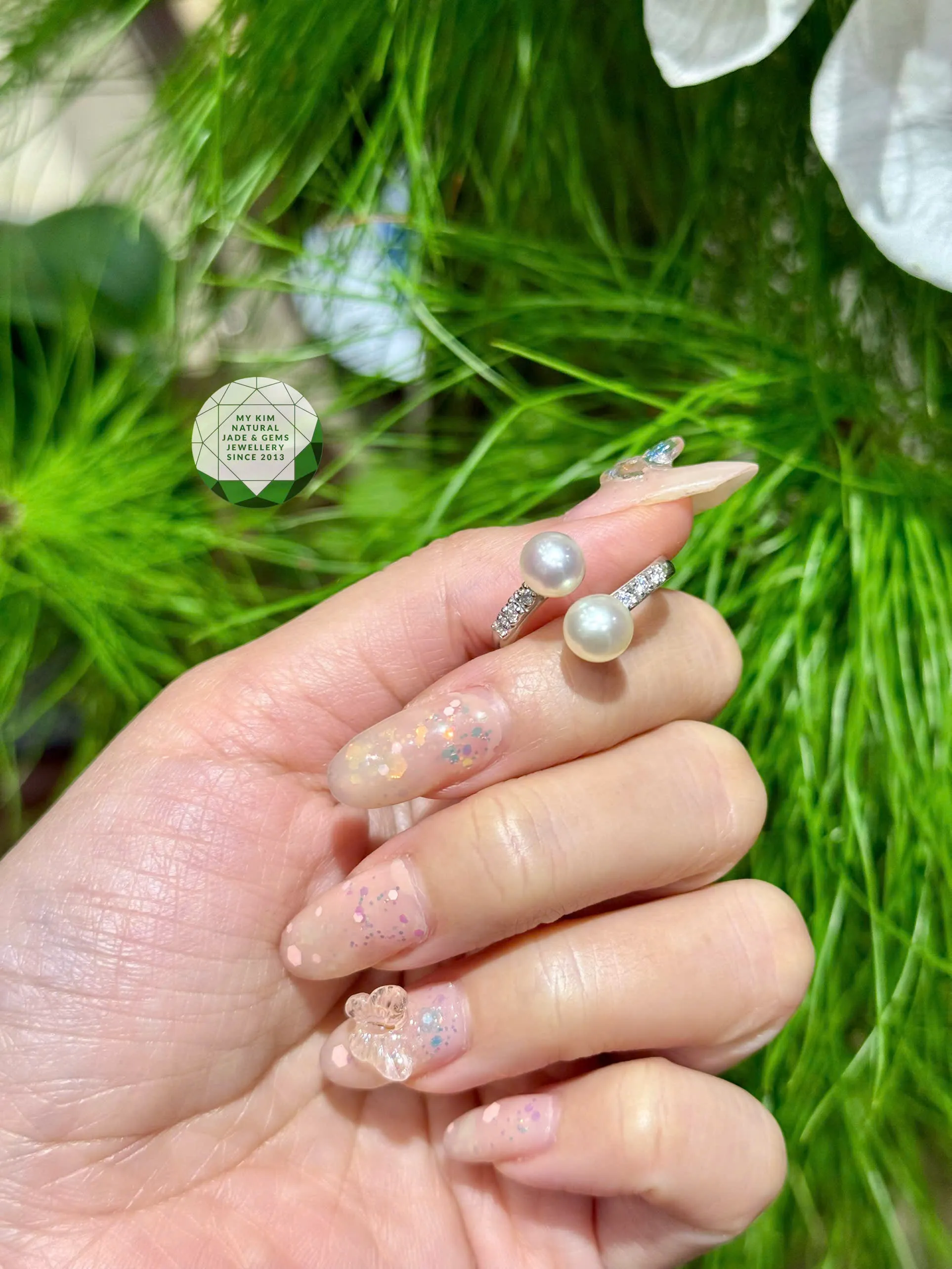 ✨ Nhẫn Vàng Trắng Đính Ngọc Trai & Viền Đá Nhỏ – Thanh Lịch & Tinh Tế