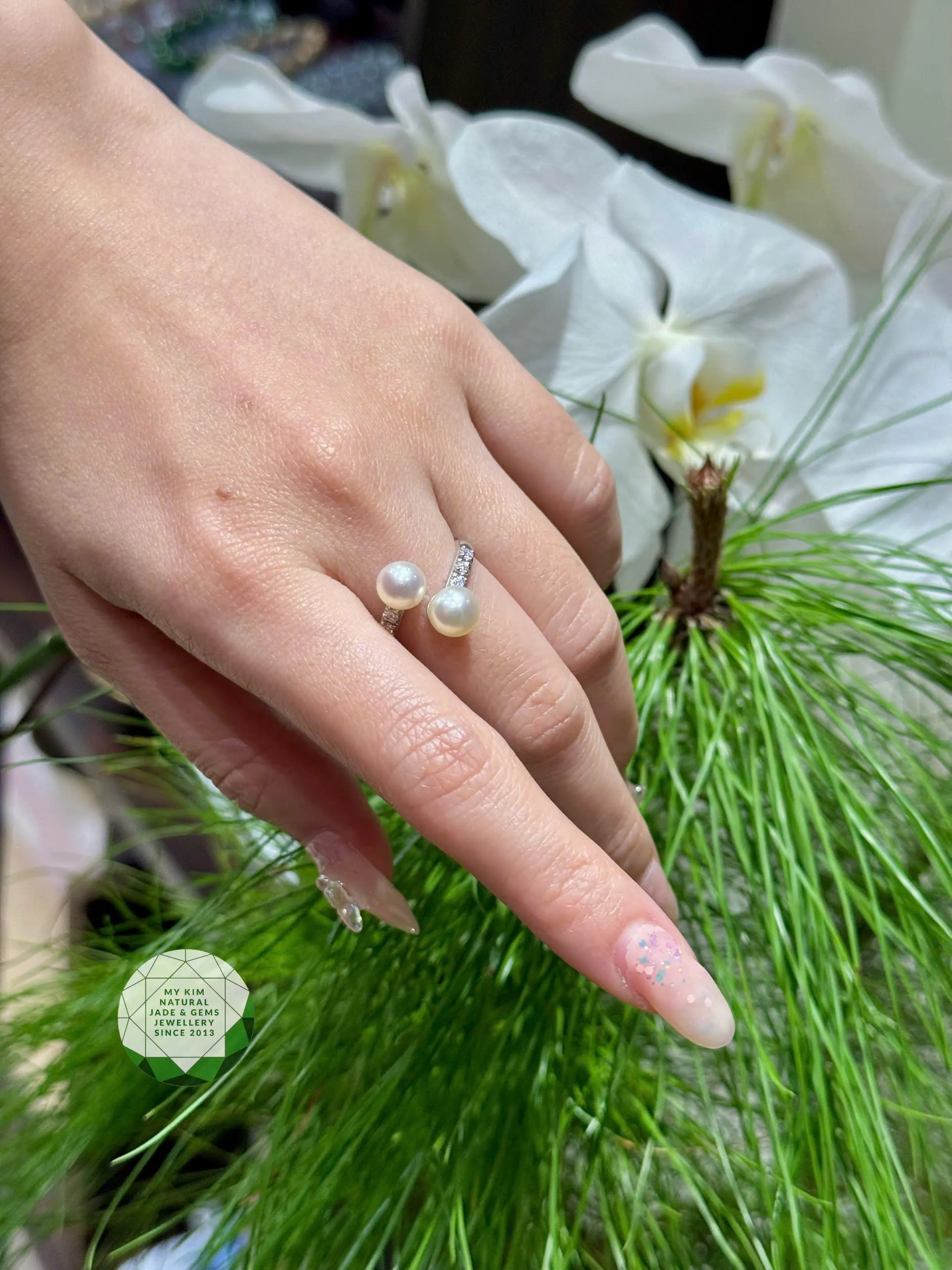 ✨ Nhẫn Vàng Trắng Đính Ngọc Trai & Viền Đá Nhỏ – Thanh Lịch & Tinh Tế