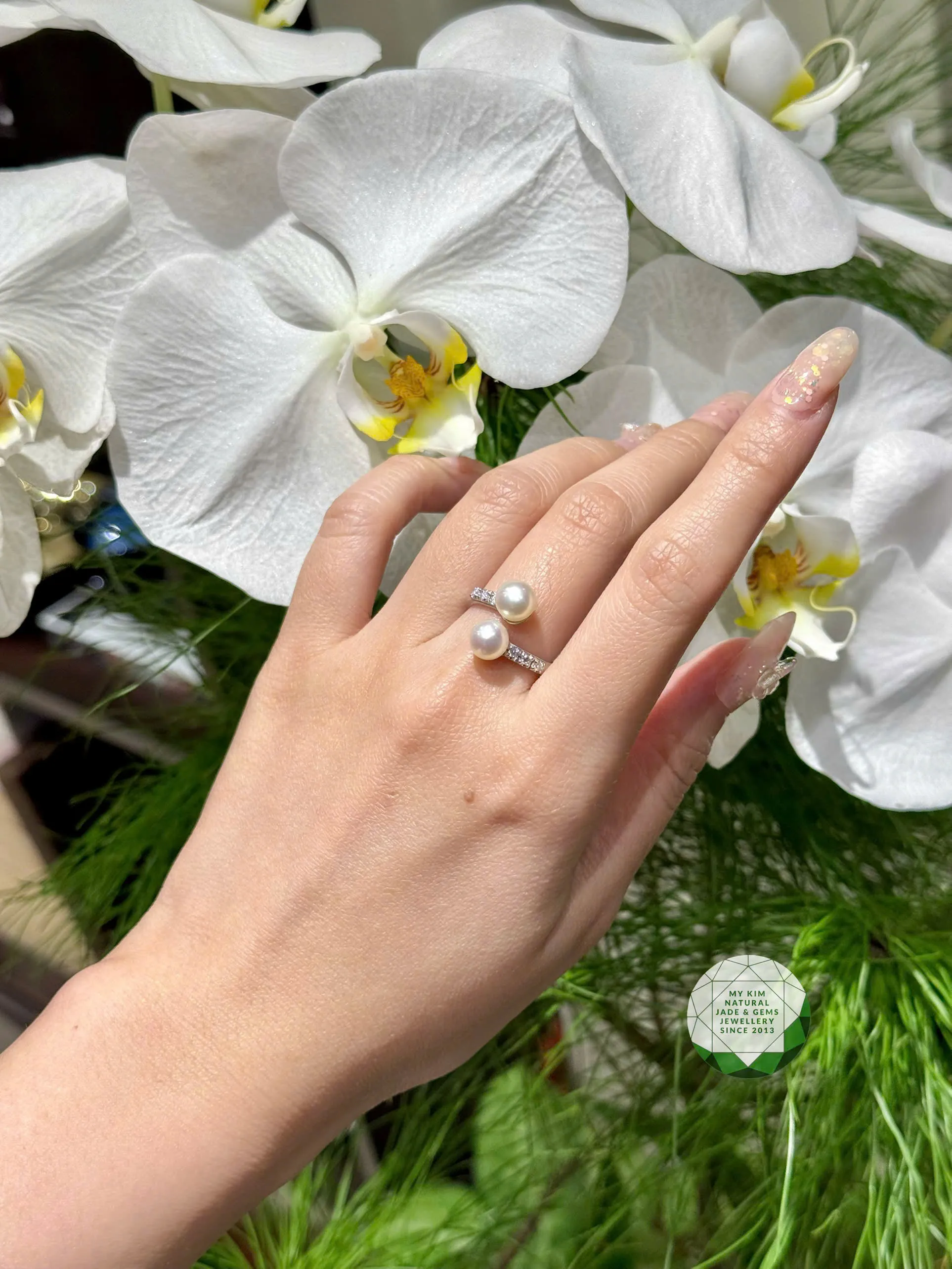 ✨ Nhẫn Vàng Trắng Đính Ngọc Trai & Viền Đá Nhỏ – Thanh Lịch & Tinh Tế