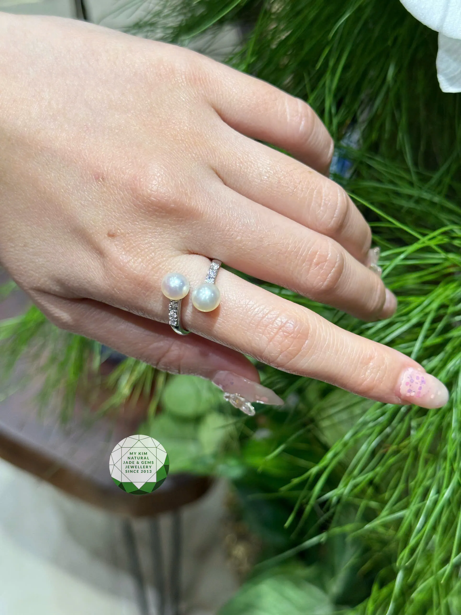 ✨ Nhẫn Vàng Trắng Đính Ngọc Trai & Viền Đá Nhỏ – Thanh Lịch & Tinh Tế