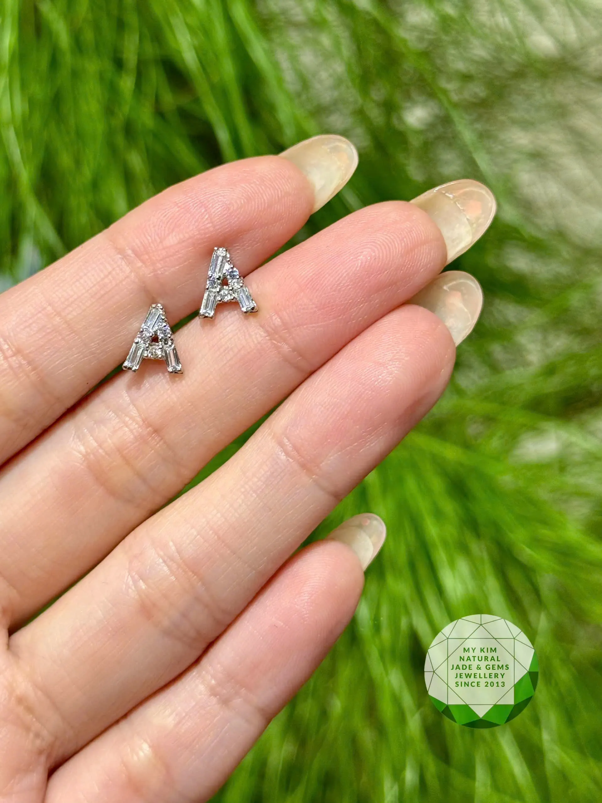 Bông Tai Chữ Vàng Trắng Đính Đá Vuông 6x8mm – Sang Trọng & Tinh Tế ✨