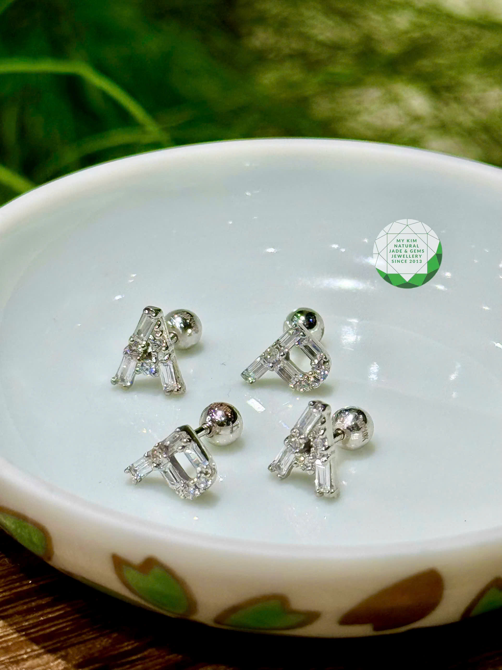 Bông Tai Chữ Vàng Trắng Đính Đá Vuông 6x8mm – Sang Trọng & Tinh Tế ✨