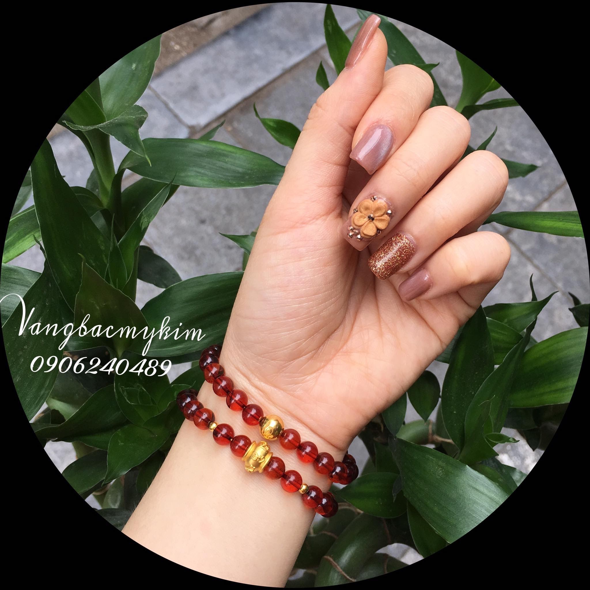 vòng hổ phách nâu đỏ mix charm vàng 24k