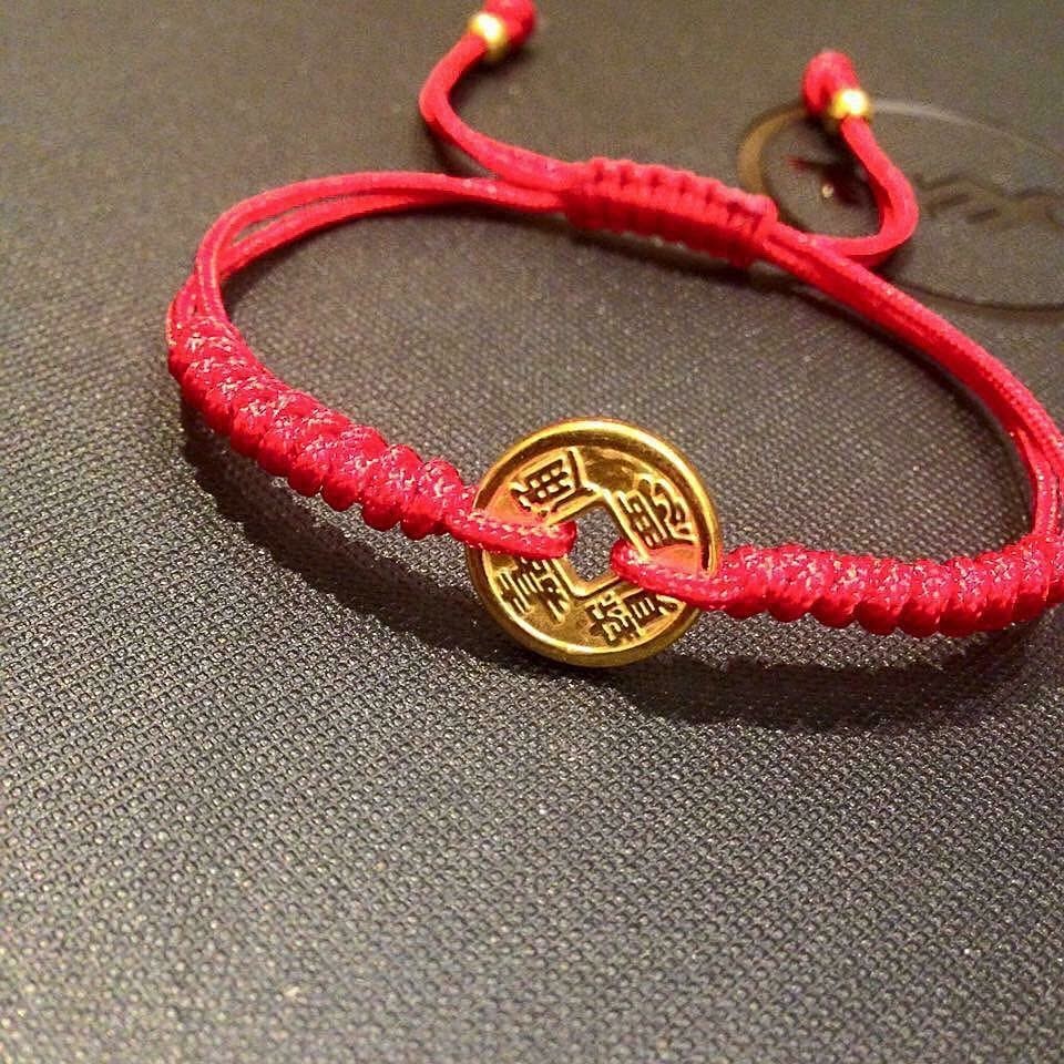 vòng dây tết đỏ charm xu vàng 24k