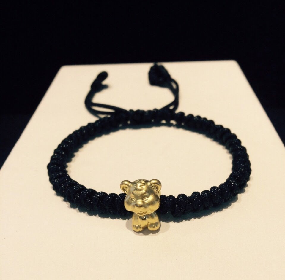 vòng dây tết đen charm hổ vàng 24k