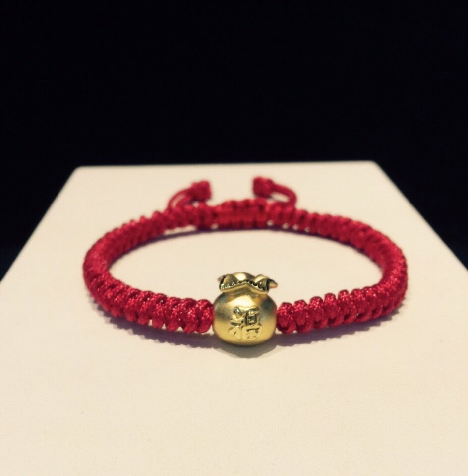 vòng dây tết đỏ charm túi tiền vàng 24k