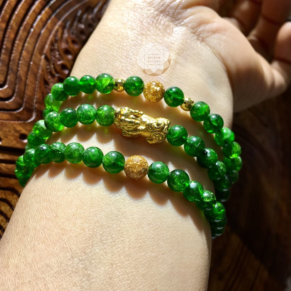 Vòng đá Diopside mix charm vàng 24k