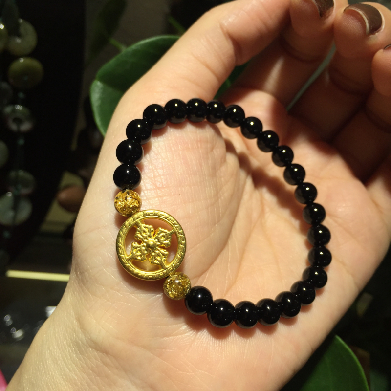 Vòng đá Mã Não đen mix charm bánh xe pháp luân bạc mạ vàng