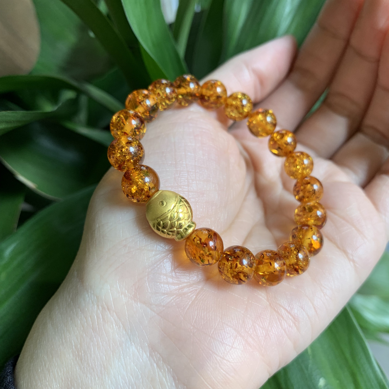 Vòng tay hổ phách ong vàng vip mix charm cá chép vàng 24k
