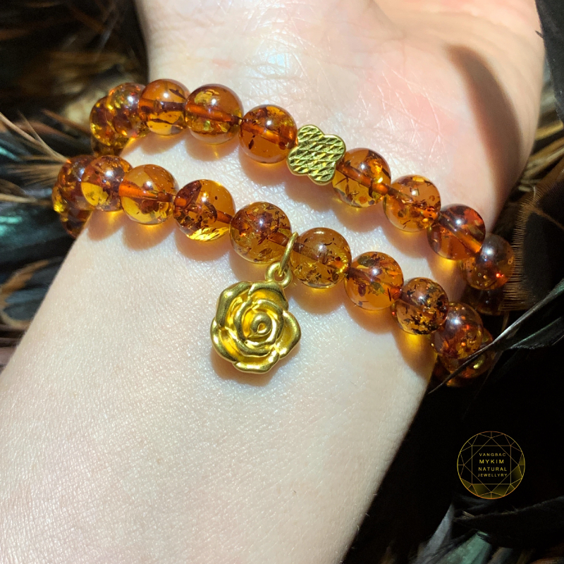 Vòng hổ phách ong vip vàng nâu mix charm vàng 24k