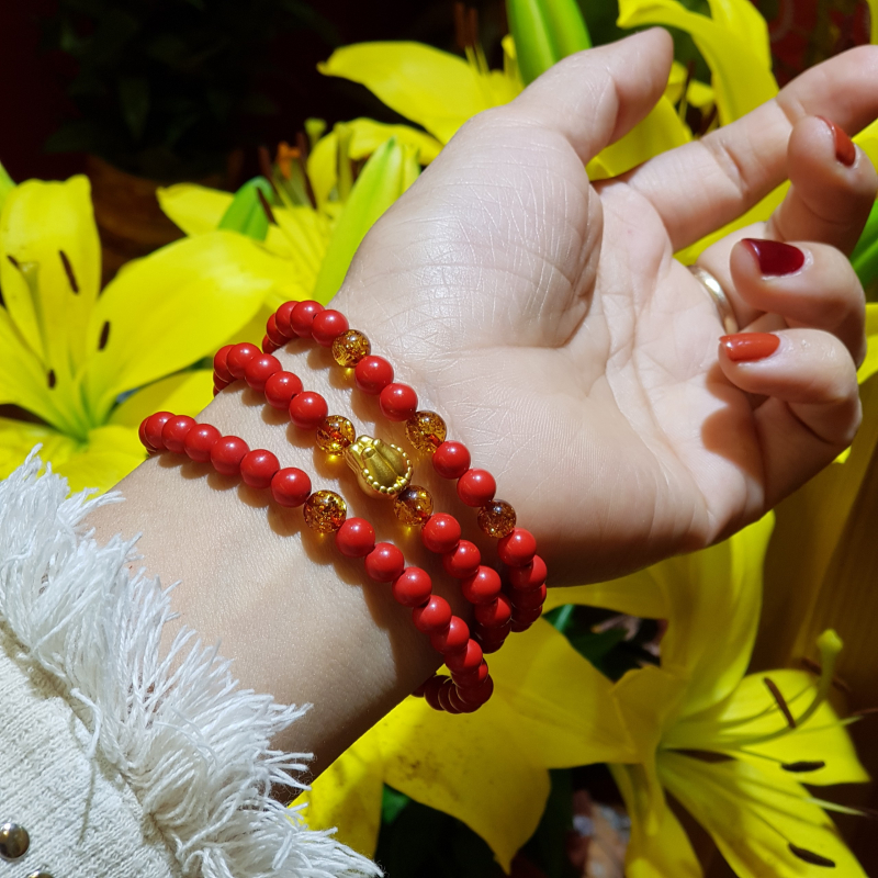 Vòng tay chusa đỏ mix charm tay phật vàng kết hợp hổ phách ong