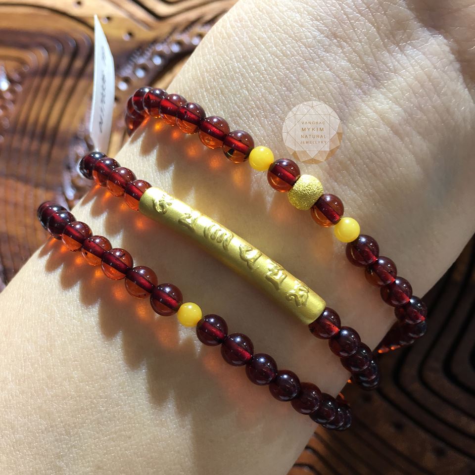 Vòng Hổ Phách Nâu Đỏ Mix Charm Vàng Ummani – Bình An, May Mắn