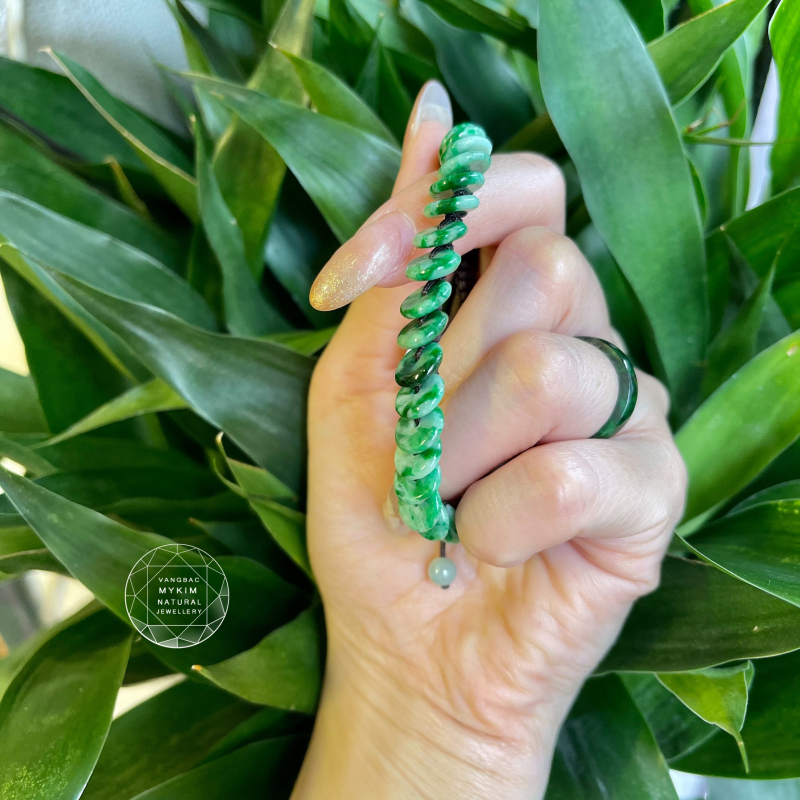 Vòng Tay Ngọc Phỉ Thúy Myanmar Dạng Đồng Điếu – Biểu Tượng Thuận Hòa & Tinh Thần Vững Vàng