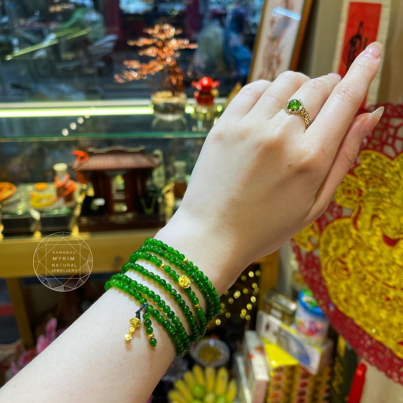 💚 Vòng Tay Diopside Mix Vàng – 6 Vòng Quấn, Charm Gậy Như Ý & Hoa Hồng Nhỏ | May Mắn – Bình An – Thanh Nhã