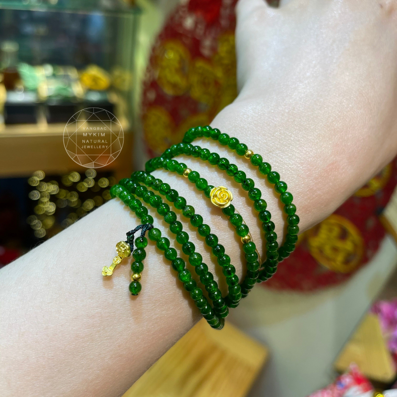 💚 Vòng Tay Diopside Mix Vàng – 6 Vòng Quấn, Charm Gậy Như Ý & Hoa Hồng Nhỏ | May Mắn – Bình An – Thanh Nhã
