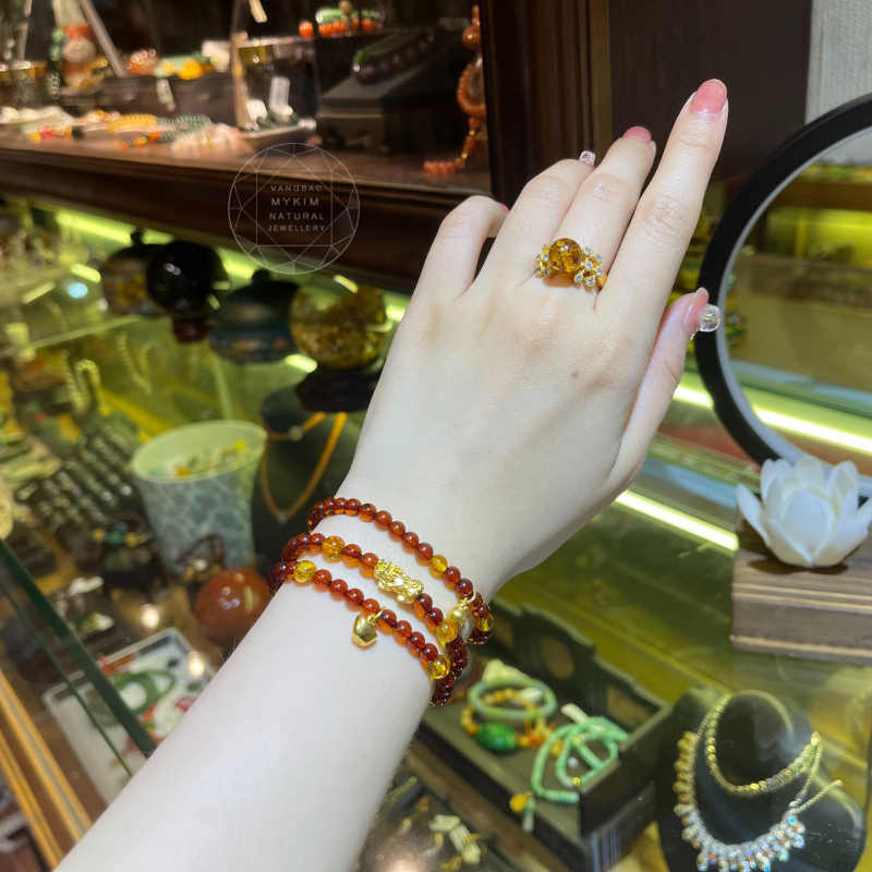 Vòng Hổ Phách Nâu mix Vàng – Tỳ Hưu Đĩnh Vàng Phong Thủy Thu Hút Tài Lộc