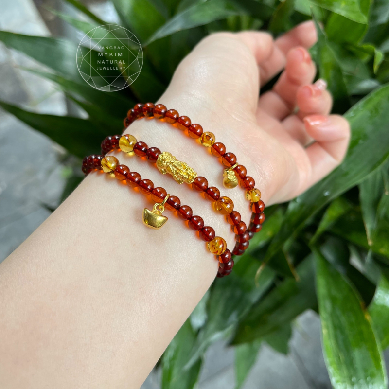 Vòng Hổ Phách Nâu mix Vàng – Tỳ Hưu Đĩnh Vàng Phong Thủy Thu Hút Tài Lộc