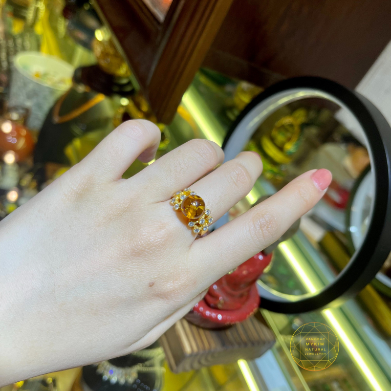 Nhẫn Hổ Phách đính đá - Vàng18k