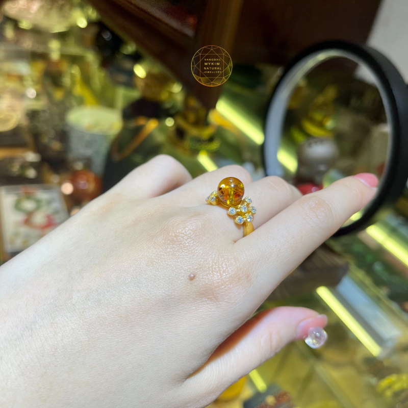 Nhẫn Hổ Phách đính đá - Vàng18k