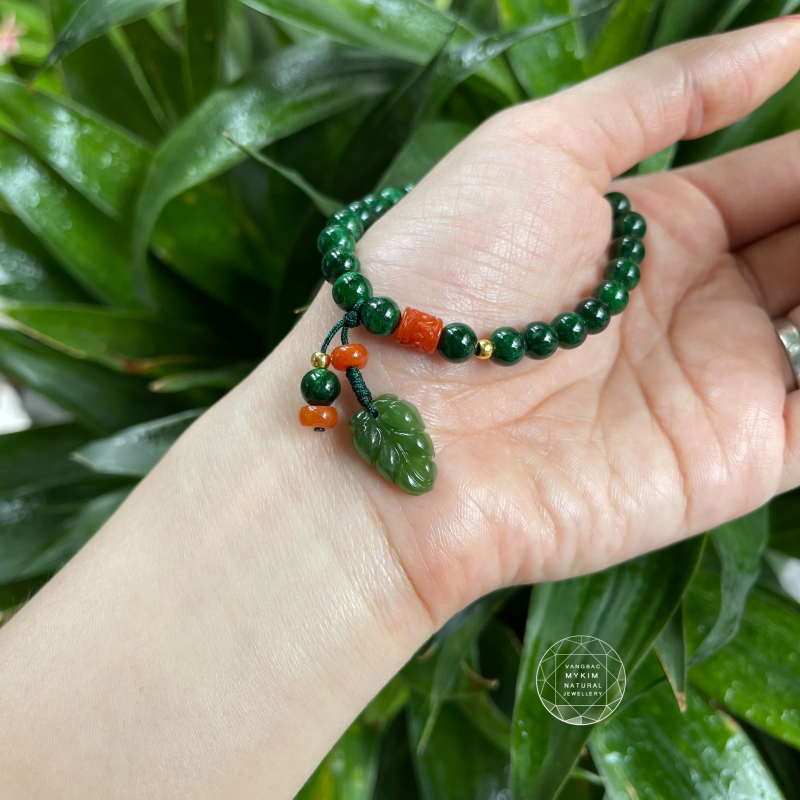 🍃 Vòng Đá Sơn Thủy Mix Lá Ngọc Bích & Ngọc Phỉ Thúy – Lu Thống Jade – Bi Vàng | Biểu Tượng Bình An – Nuôi Dưỡng – Hài Hòa