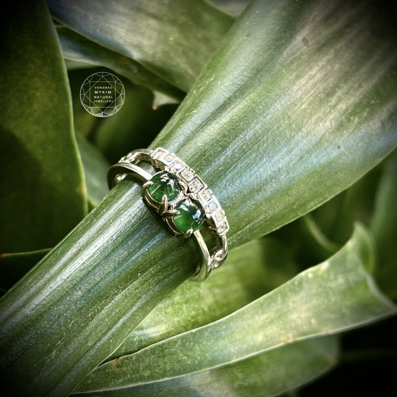 💍 NHẪN NGỌC PHỈ THÚY HOÀNG ĐẾ – IMPERIAL JADEITE | HAI DẢI TƯƠNG PHẢN | BỌC BẠC SI VÀNG TRẮNG 18K