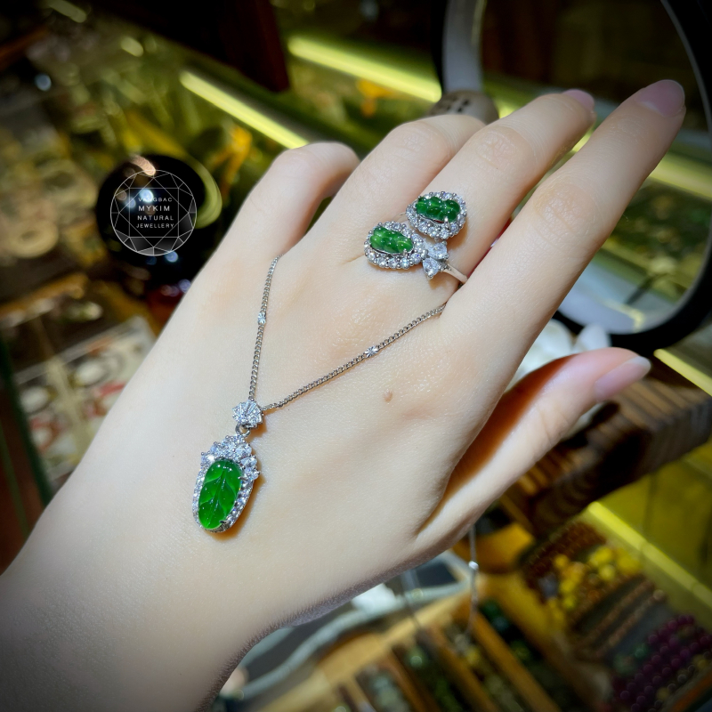 💍 NHẪN LÁ NGỌC PHỈ THÚY HOÀNG ĐẾ – IMPERIAL JADEITE | BỌC BẠC SI VÀNG TRẮNG 18K | TINH XẢO & THANH LỊCH