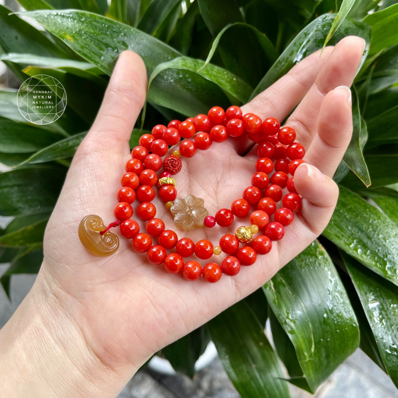Vòng San Hô Đỏ Mix Ngọc Bích Hòa Điền Hình Khóa Trường Mệnh & Cỏ Bốn Lá – mix Vàng – Sự Kết Nối Tinh Tế Giữa Thiên Nhiên Và Tâm Linh