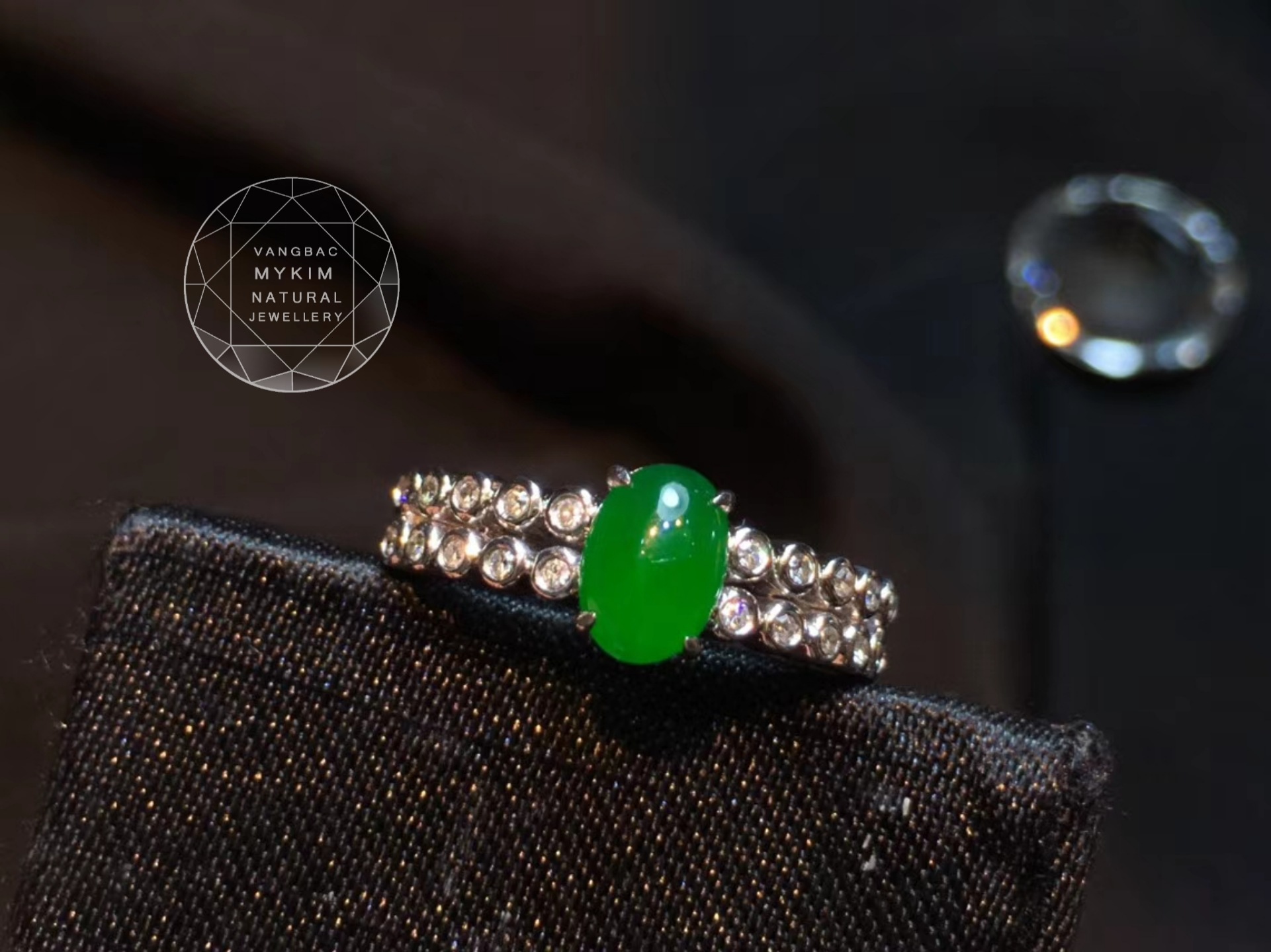 💎 Nhẫn Ngọc Phỉ Thúy Bầu Dục – Vàng Trắng 10k | 14k | 18k – Viền Đá Moissanite Lấp Lánh