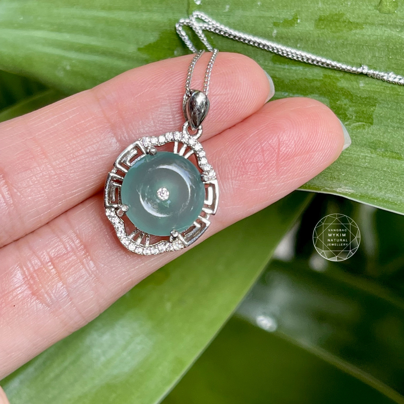 🟦 Mặt Dây Đồng Điếu Ngọc Phỉ Thúy Lam Trong – Biểu Tượng Cân Bằng & Hộ Tâm Tĩnh Tại | Bọc Viền Hoa Văn Đính Đá | Bạc Si Vàng Trắng