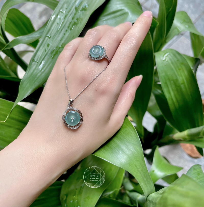 🟦 Mặt Dây Đồng Điếu Ngọc Phỉ Thúy Lam Trong – Biểu Tượng Cân Bằng & Hộ Tâm Tĩnh Tại | Bọc Viền Hoa Văn Đính Đá | Bạc Si Vàng Trắng