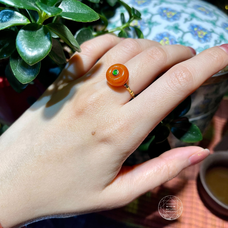 Nhẫn Huyết Ngọc Đồng điếu đính phỉ thúy xanh và kim cương mois - Vàng 14k
