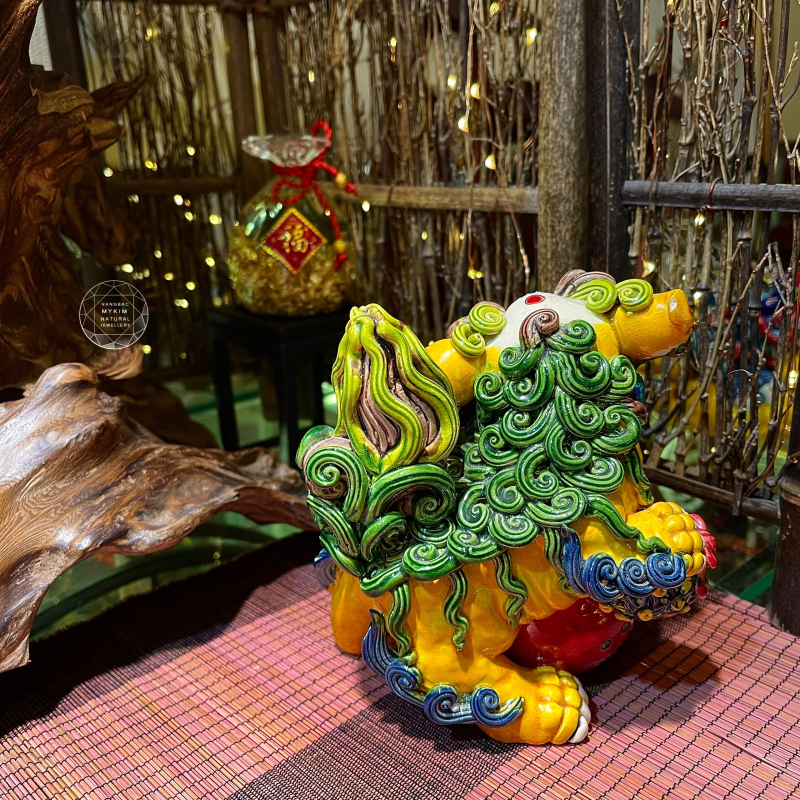 🦄 Cặp Kỳ Lân Ngậm Kiếm Ôm Quả Cầu Đỏ – Gốm Sứ Men Rạn Đài Loan | Biểu Tượng Uy Quyền, Tinh Thần Chiến Binh và Tài Lộc Phong Thủy