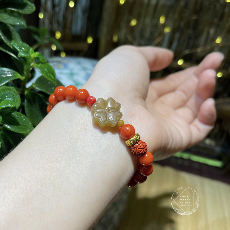Vòng San Hô Đỏ Kết Hợp Ngọc Bích Hòa Điền Cỏ Bốn Lá Nâu Vàng & Charm Chusa – Charm Vàng 