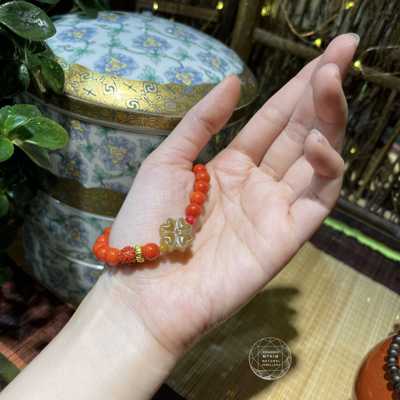 Vòng San Hô Đỏ Kết Hợp Ngọc Bích Hòa Điền Cỏ Bốn Lá Nâu Vàng & Charm Chusa – Charm Vàng 