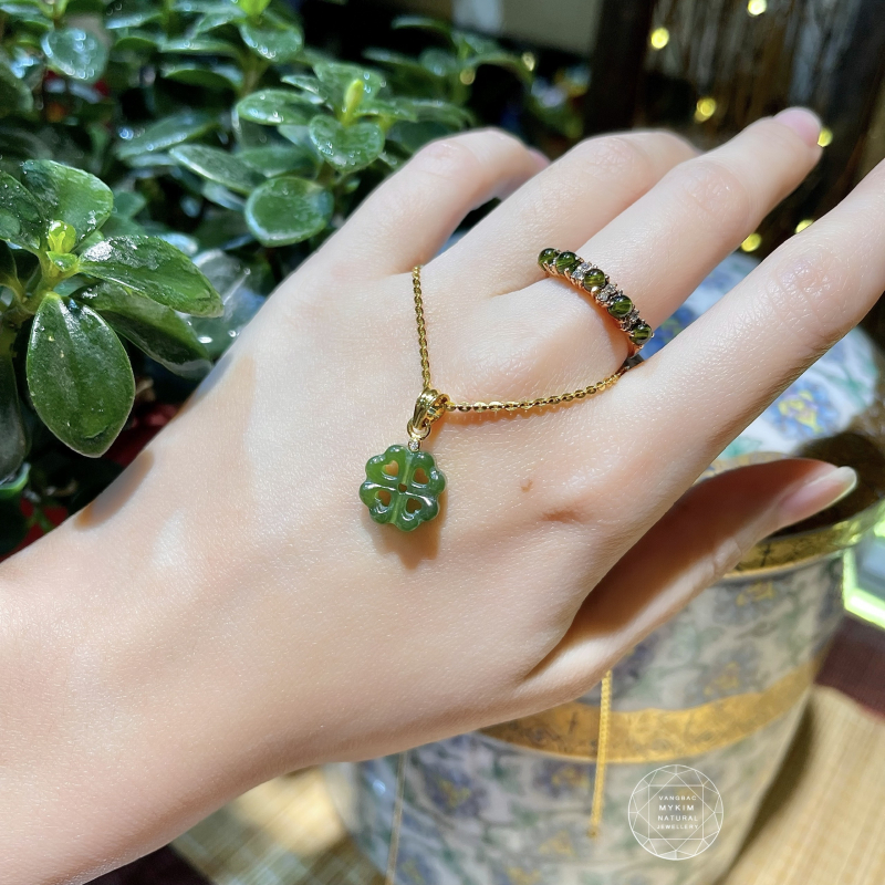 Mặt dây Hoa Bốn Lá Ngọc Bích Nephrite - Kim cương Mois - Cuống Vàng Tây 14k