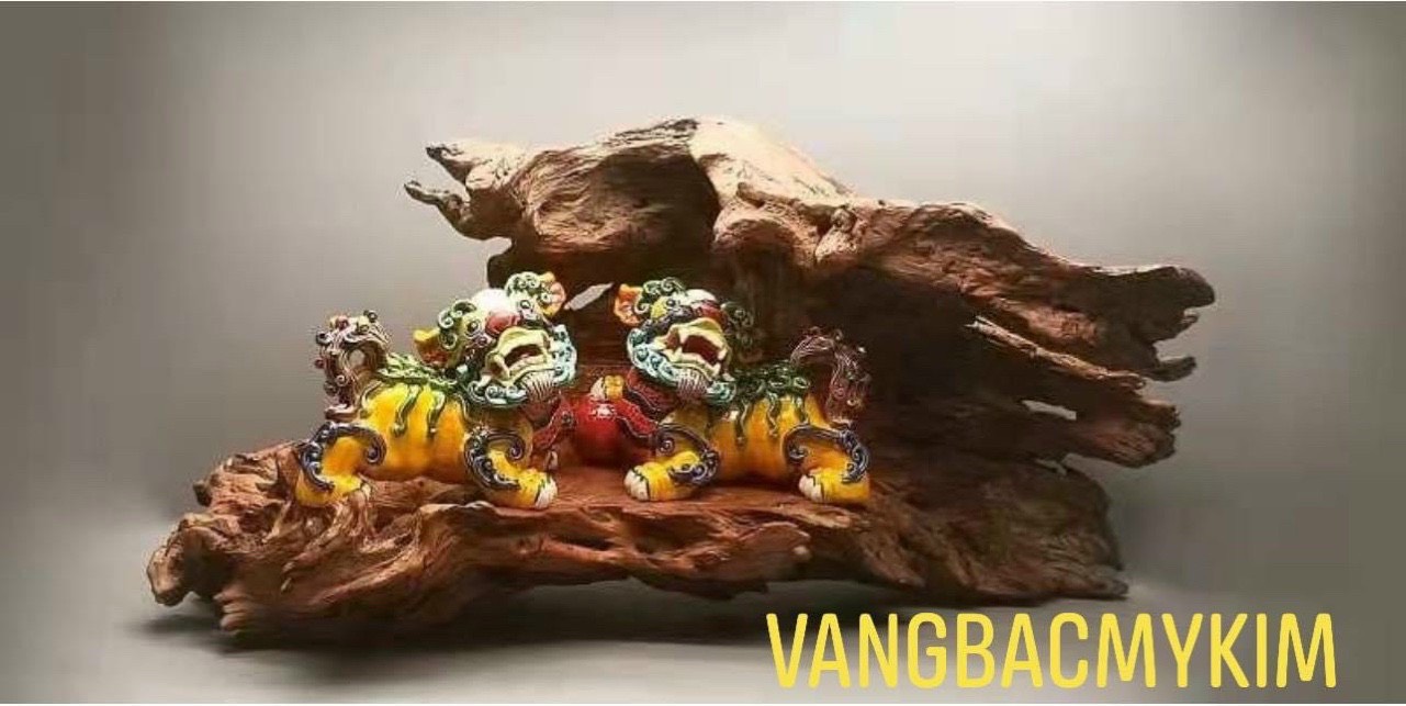 🐉 Cặp Kỳ Lân Vàng Ôm Quả Cầu Đỏ – Gốm Sứ Men Rạn Đài Loan | Linh Vật Tượng Trưng Cho Quyền Lực & Bình An