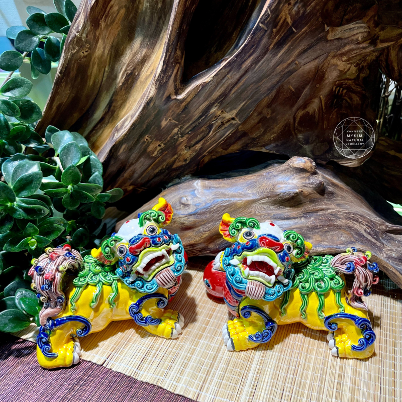 🐉 Cặp Kỳ Lân Vàng Ôm Quả Cầu Đỏ – Gốm Sứ Men Rạn Đài Loan | Linh Vật Tượng Trưng Cho Quyền Lực & Bình An