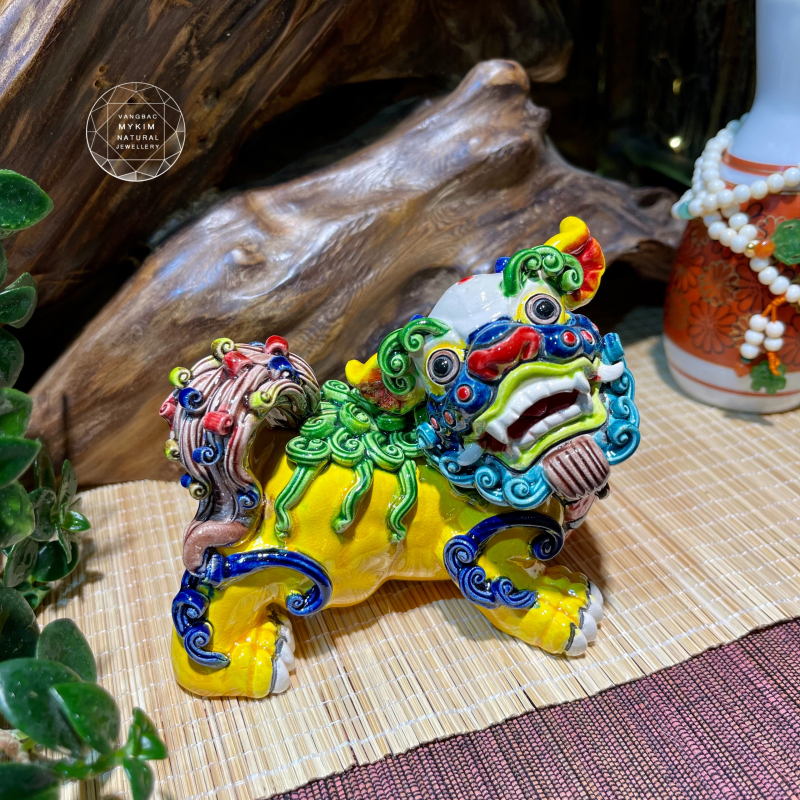 🐉 Cặp Kỳ Lân Vàng Ôm Quả Cầu Đỏ – Gốm Sứ Men Rạn Đài Loan | Linh Vật Tượng Trưng Cho Quyền Lực & Bình An