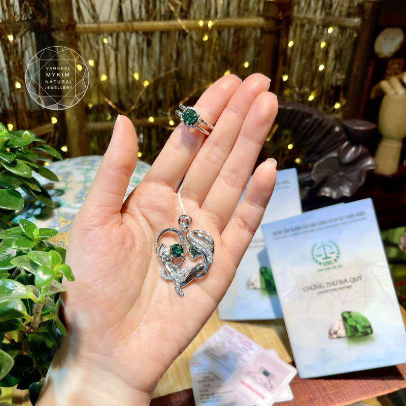 Mặt dây Vàng Trắng 14k - Đính Kim cương xanh Moissanite