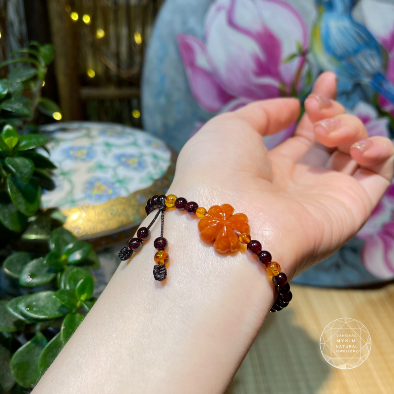 ❤️ Vòng Đá Garnet Mix Ngọc Phỉ Thúy Bốn Lá & Hổ Phách | Tua Rơi Thanh Nhẹ – Thiết Kế Tối Giản Đầy Chiều Sâu