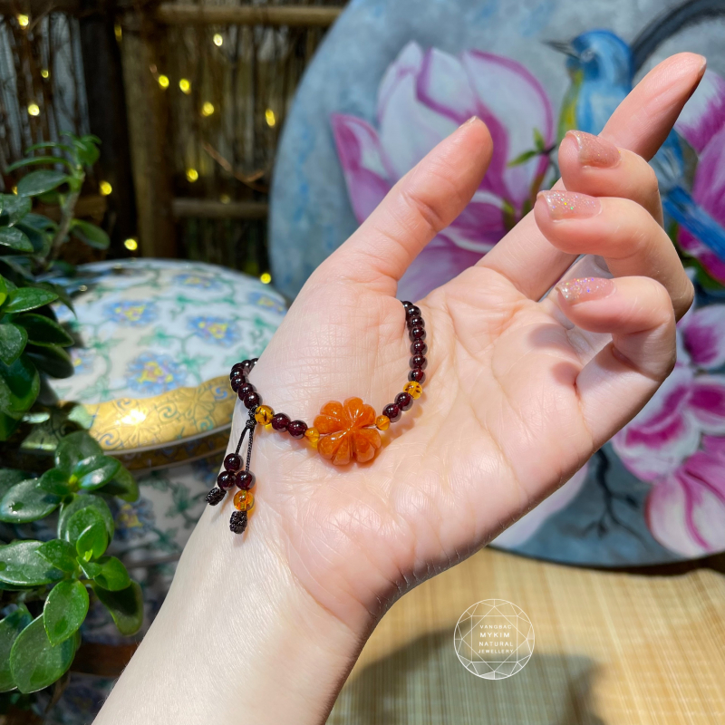 ❤️ Vòng Đá Garnet Mix Ngọc Phỉ Thúy Bốn Lá & Hổ Phách | Tua Rơi Thanh Nhẹ – Thiết Kế Tối Giản Đầy Chiều Sâu