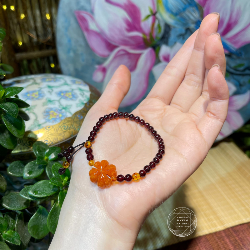 ❤️ Vòng Đá Garnet Mix Ngọc Phỉ Thúy Bốn Lá & Hổ Phách | Tua Rơi Thanh Nhẹ – Thiết Kế Tối Giản Đầy Chiều Sâu