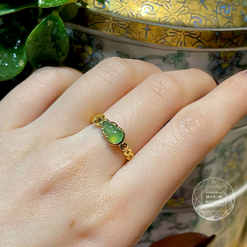  Nhẫn Hồ Lô Ngọc Phỉ Thúy Băng Xanh – Vàng 14k – Viền Kim Tiền Chạm Khắc Nghệ Thuật